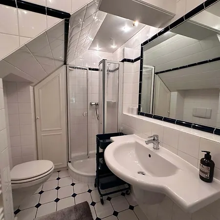 Apartamento Sky & Homes Sturmmoewe I Reetdach-refugium Mit Parkgarten In Spo Böhl