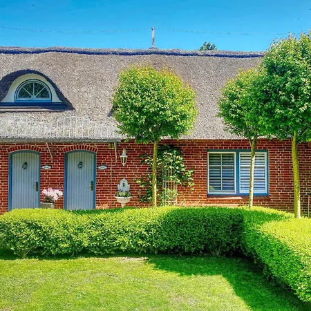 Apartamento Sky & Homes Sturmmoewe I Reetdach-refugium Mit Parkgarten In Spo